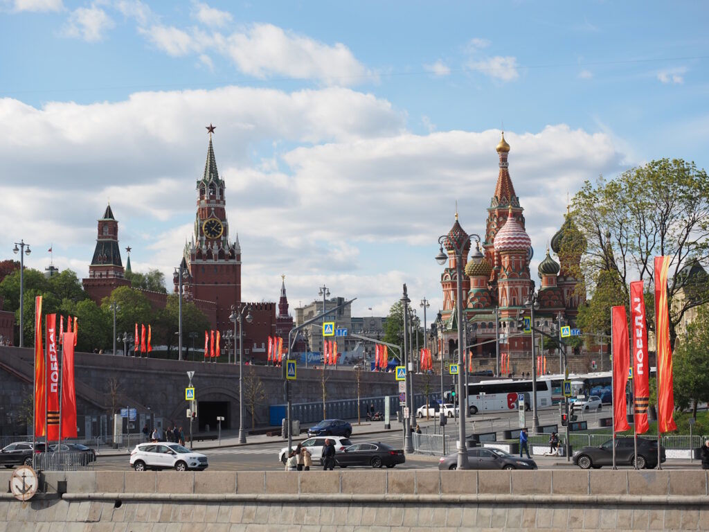 Спасская башня Кремля и собор Василия Блаженного, вид во время прогулки по Москве-реке