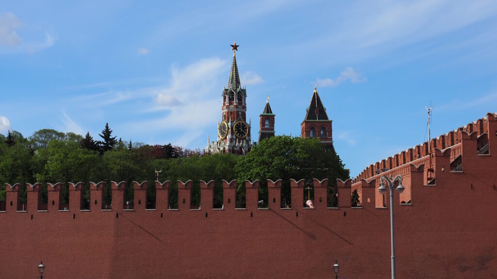 Спасская башня Московского Кремля, вид с яхты Рэдиссон во время прогулки по Москве-реке