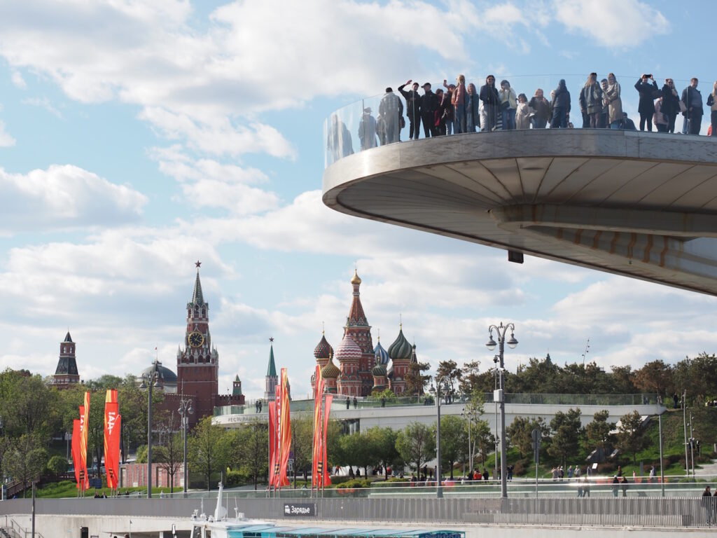 Спасская башня, храм Василия Блаженного и Парящий мост