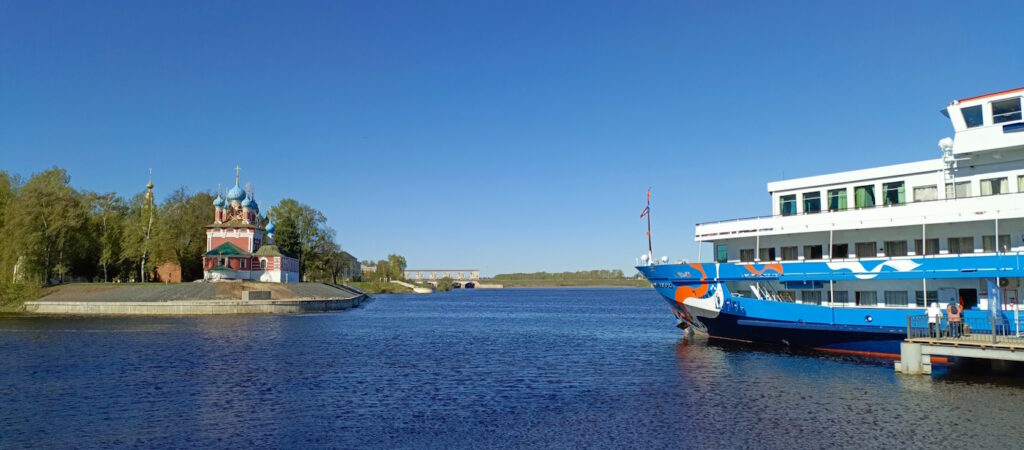 Стоянка круизного теплохода в Угличе