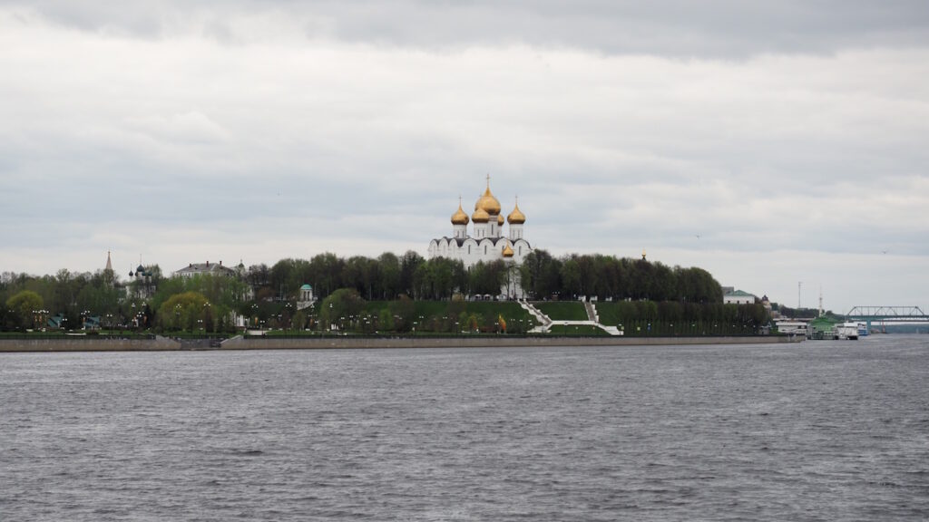 Успенский кафедральный собор, вид с Волги, Ярославль