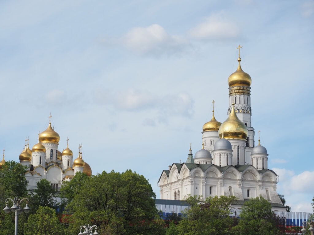 Благовещенский и Архангельский соборы, колокольня Ивана Великого, вид во время прогулки по Москве-реке на яхте Рэдиссон