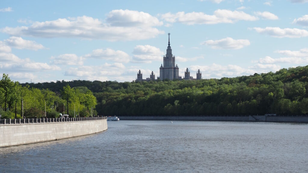 Вид на МГУ с Москвы-реки во время прогулки на яхте Рэдиссон