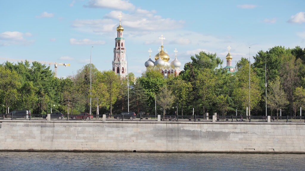 Вид на Новодевичий монастырь с яхты Рэдиссон во время прогулки по Москве-реке