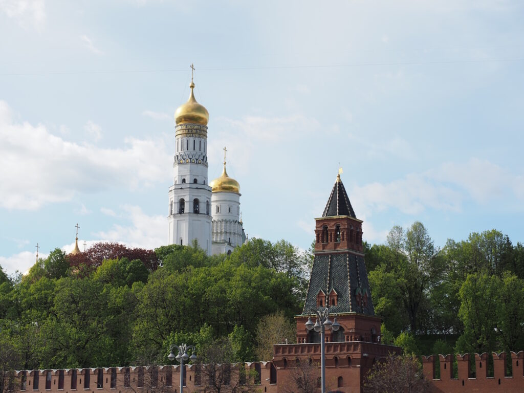 Колокольня Ивана Великого и Вторая Безымянная Кремлевская башня, вид с яхты Рэдиссон