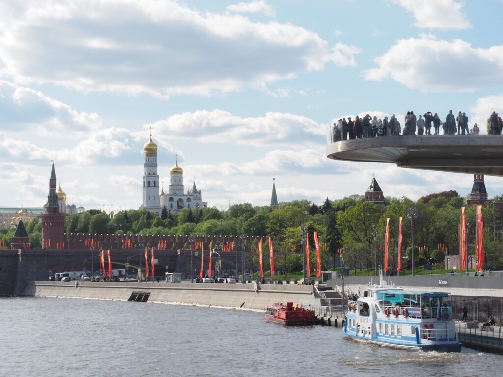 Парящий мост и Кремль, вид с яхты Рэдиссон во время прогулки по Москве-реке