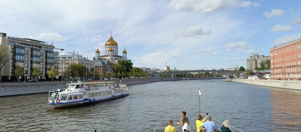 Патриарший мост и храм Христа Спасителя, вид с яхты Баттерфляй флотилии Рэдиссон