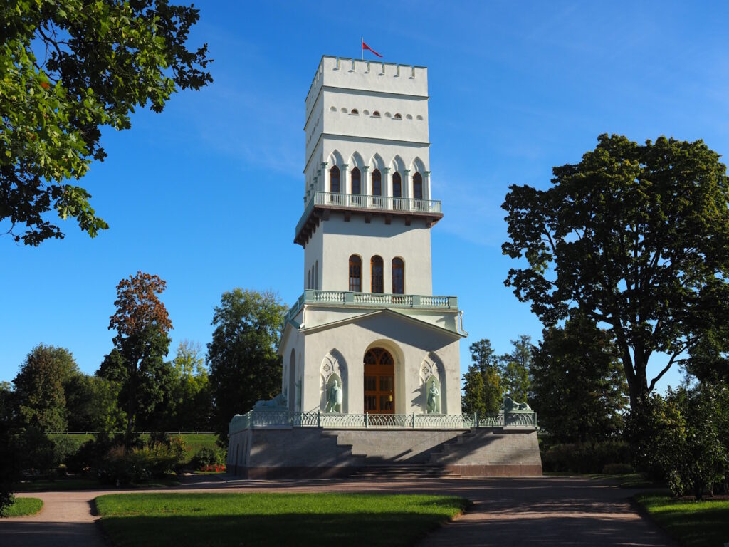 Белая башня в Александровском парке