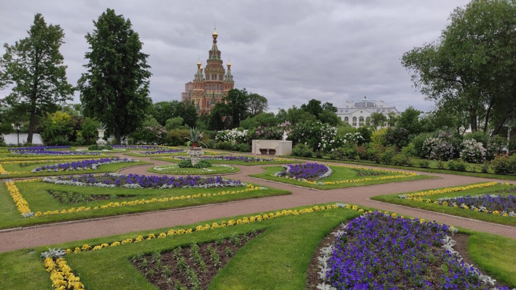 Вид из сада Царицыного острова на Петропавловский собор, Петергоф