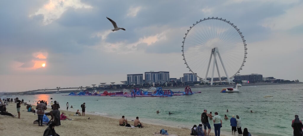 Закат на пляже JBR Beach, колесо обозрения Око Дубая