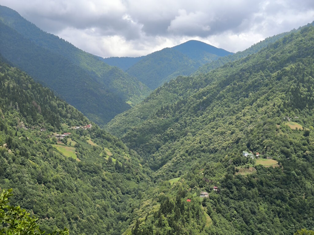 Вид со смотровой между селами Чхутунети