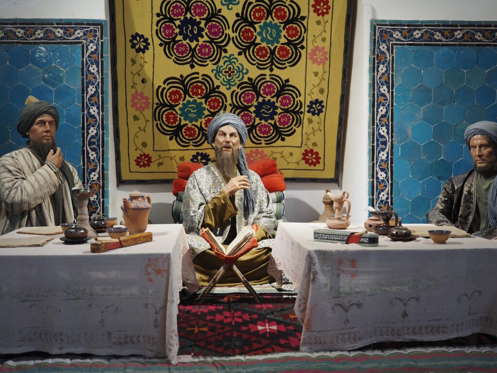 Восковые скульптуры в медресе Улугбека