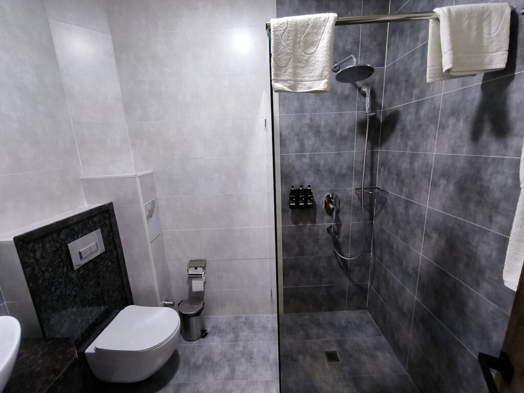 Санузел в номере в Art Royal Hotel Ташкент
