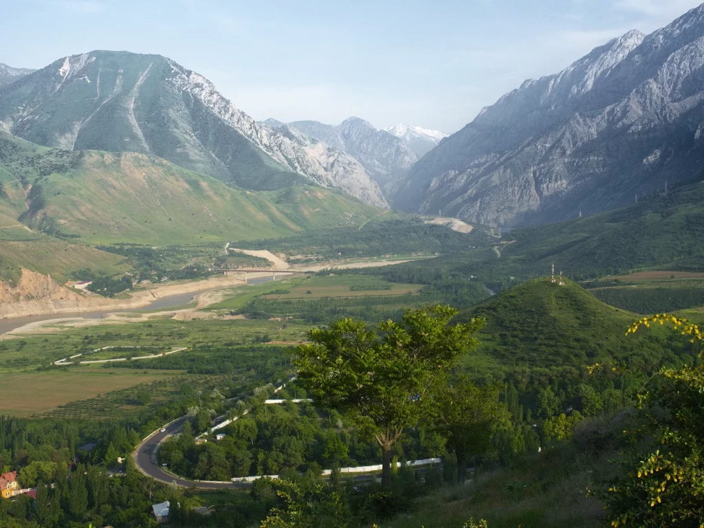Дорога у Чарвакского водохранилища