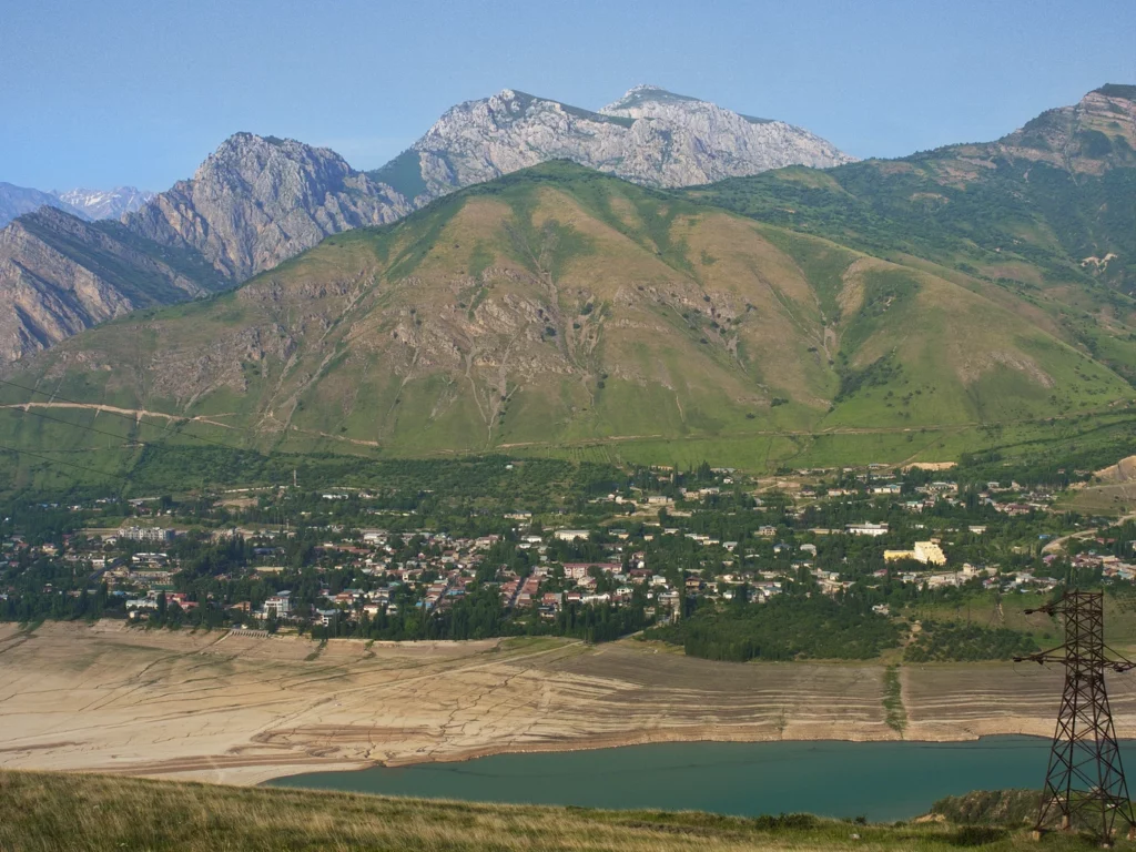 Поселок Бричмулла, Чарвакское водохранилище