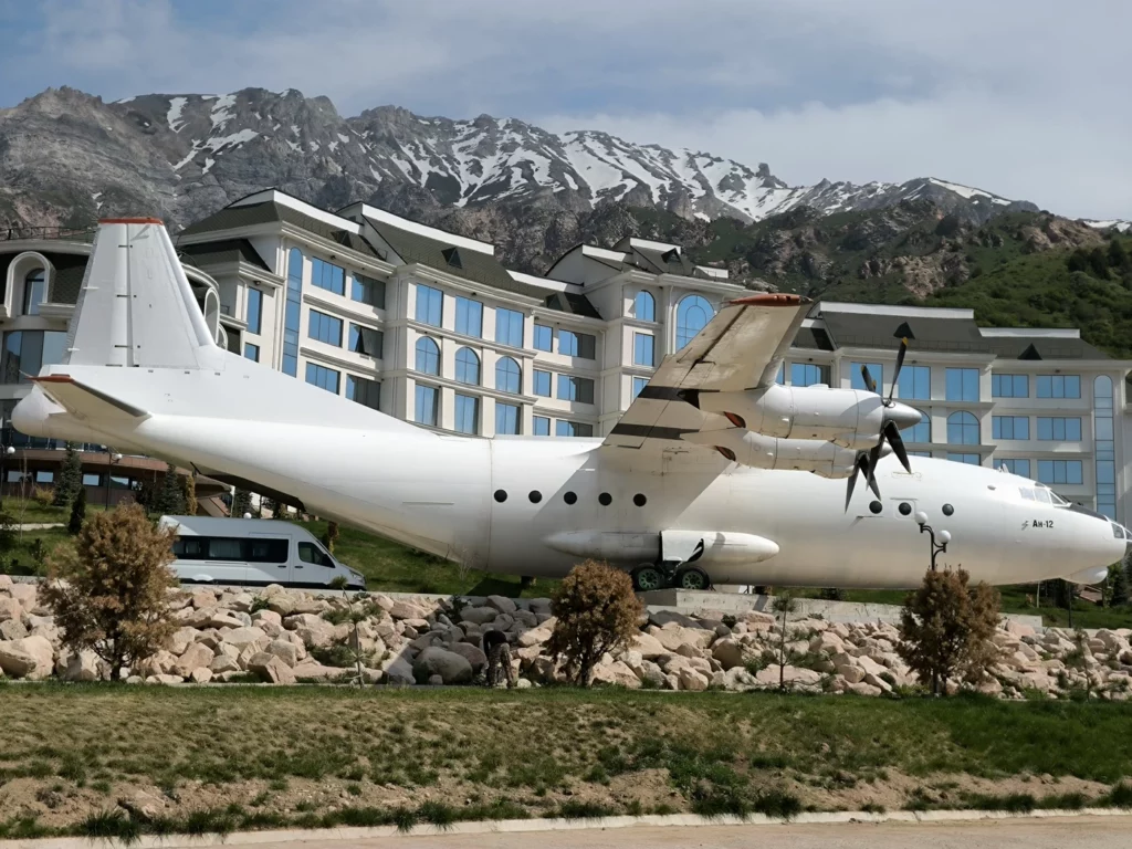 Самолет АН-12 и горы Чимган