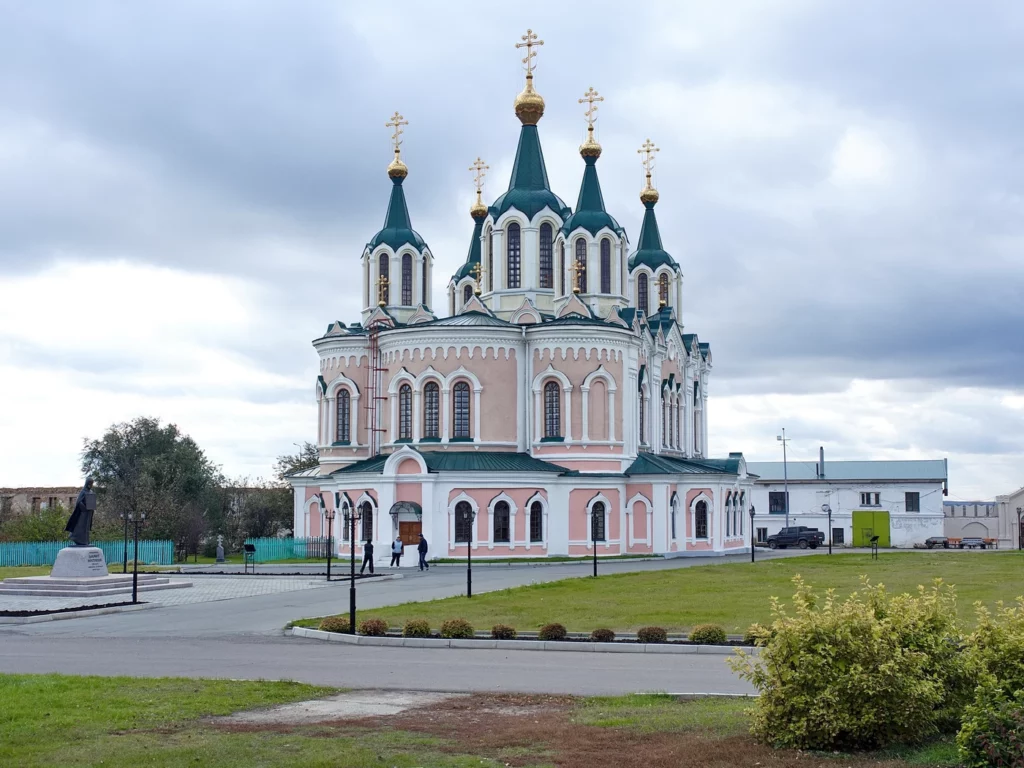 Памятник Далмата Исетского у храма иконы Божией Матери Всех скорбящих Радость