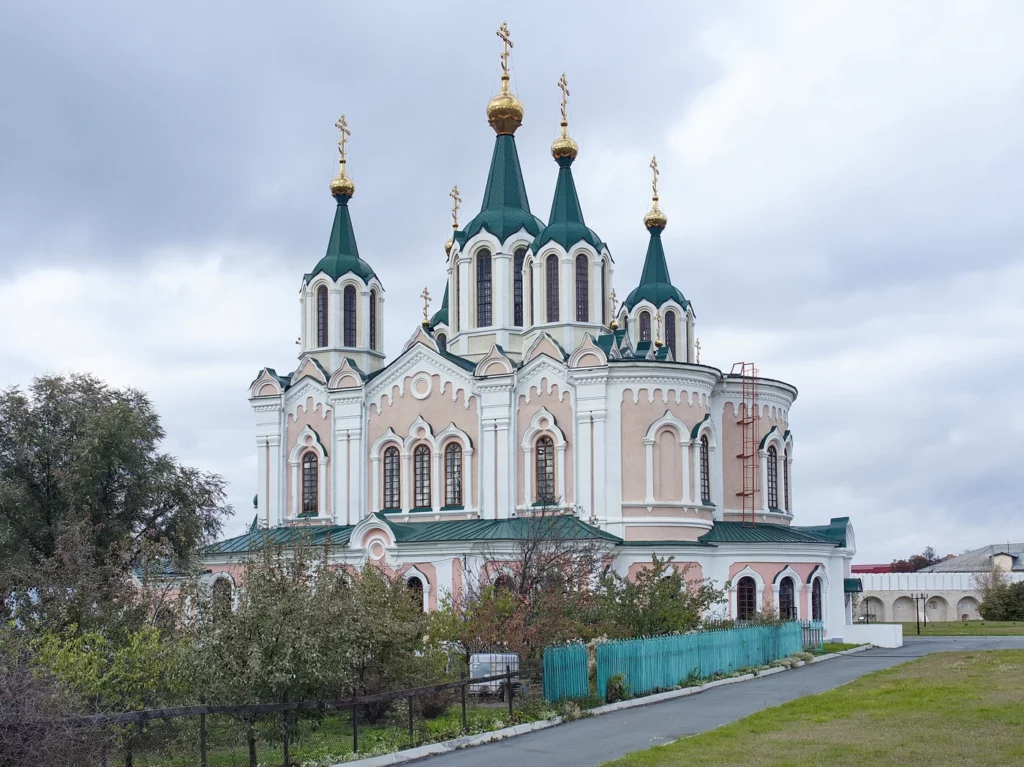 Яблоневый сад, Далматовский монастырь