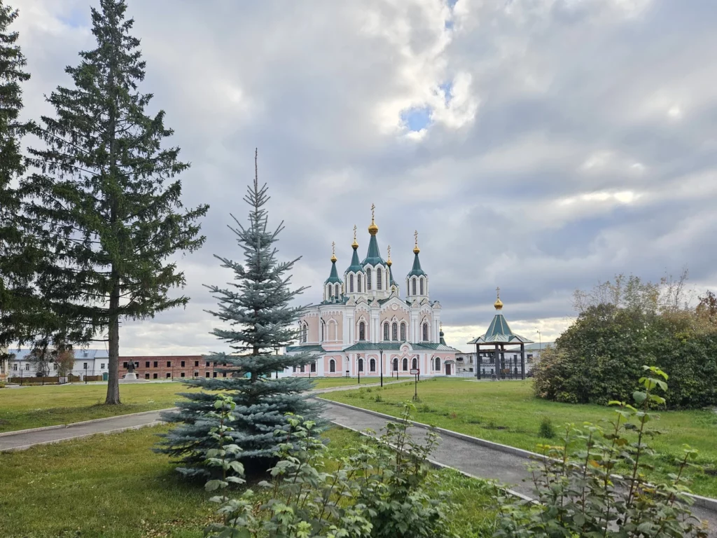 внутри Далматовского монастыря