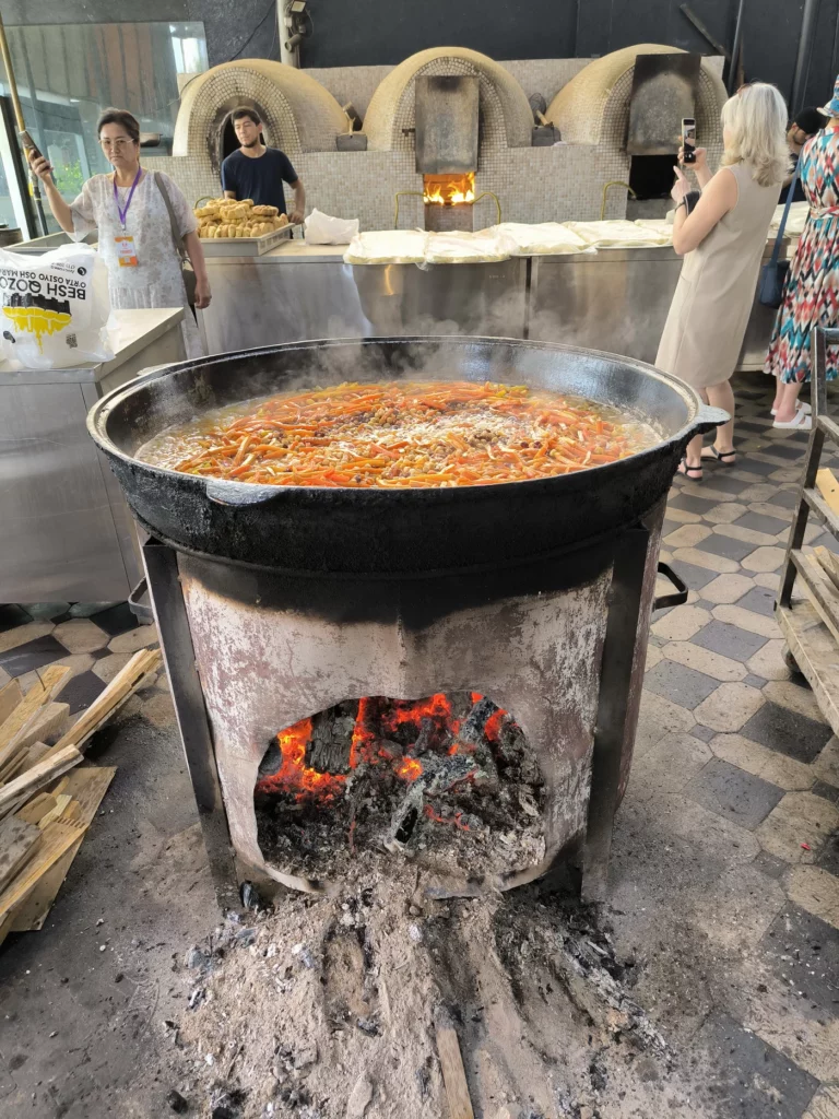 Приготовление плова в казане, Ташкент