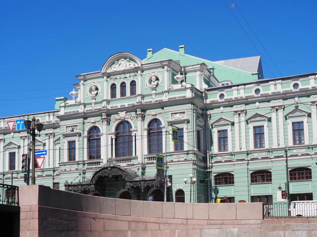 Большой драматический театр имени Товстоногова, экскурсия по каналам Санкт Петербурга
