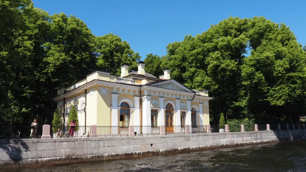 Кофейный домик в Летнем саду, экскурсия по каналам Санкт Петербурга