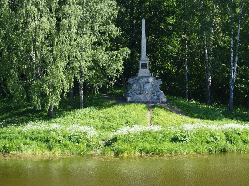 Обелиск основания Павловска в парке Мариенталь