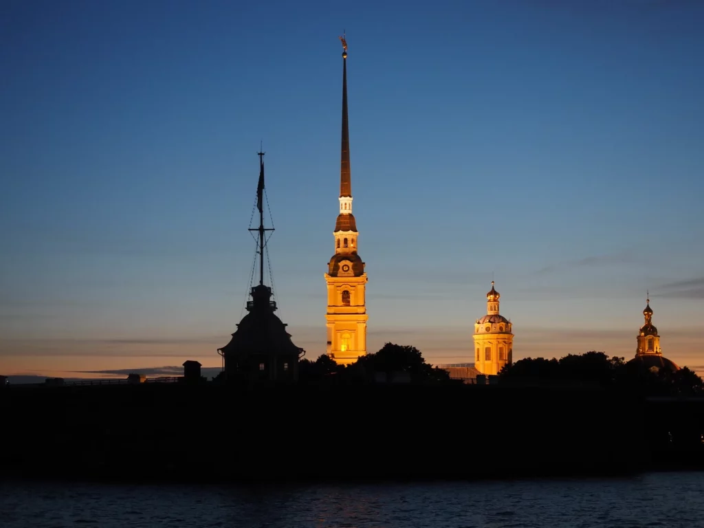 Петропавловская крепость ночью