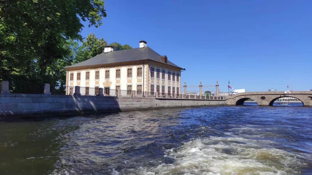 Прачечный мост и Летний дворец Петра Первого, экскурсия по каналам Санкт Петербурга