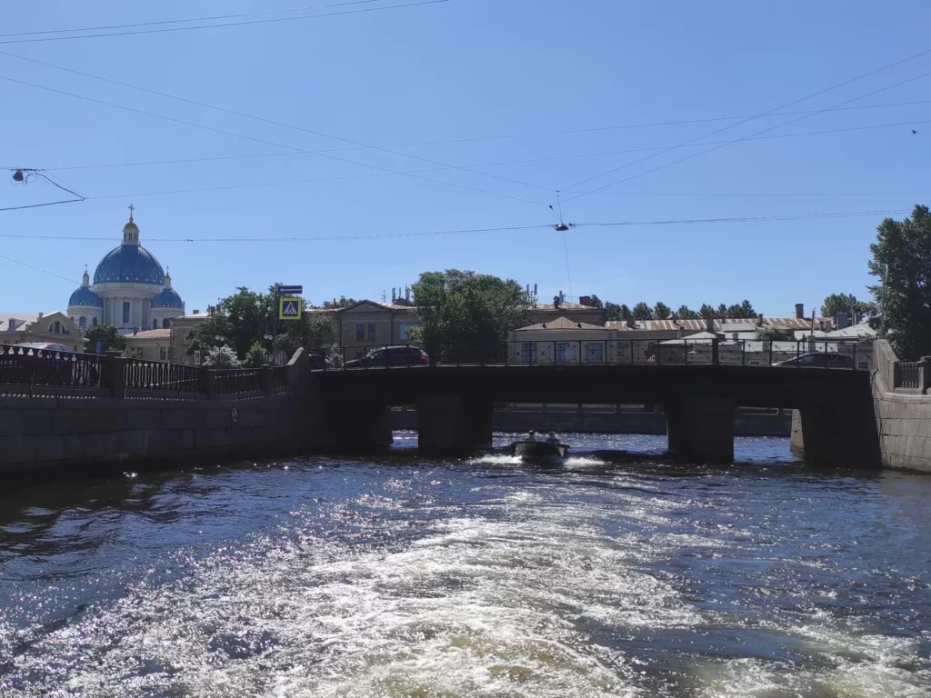 Смежный мост и Троицкий собор