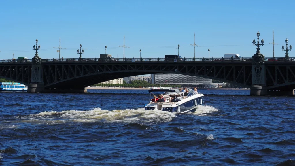 Троицкий мост, катер на Неве