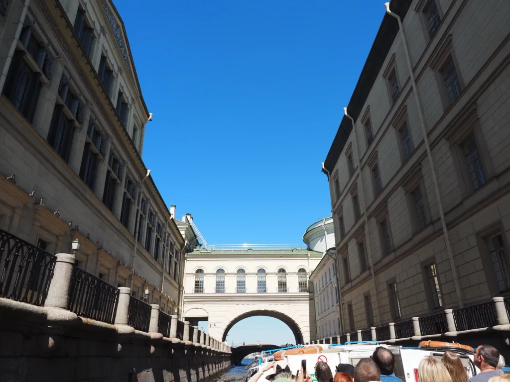 Эрмитажный мост впереди, экскурсия по каналам Санкт Петербурга