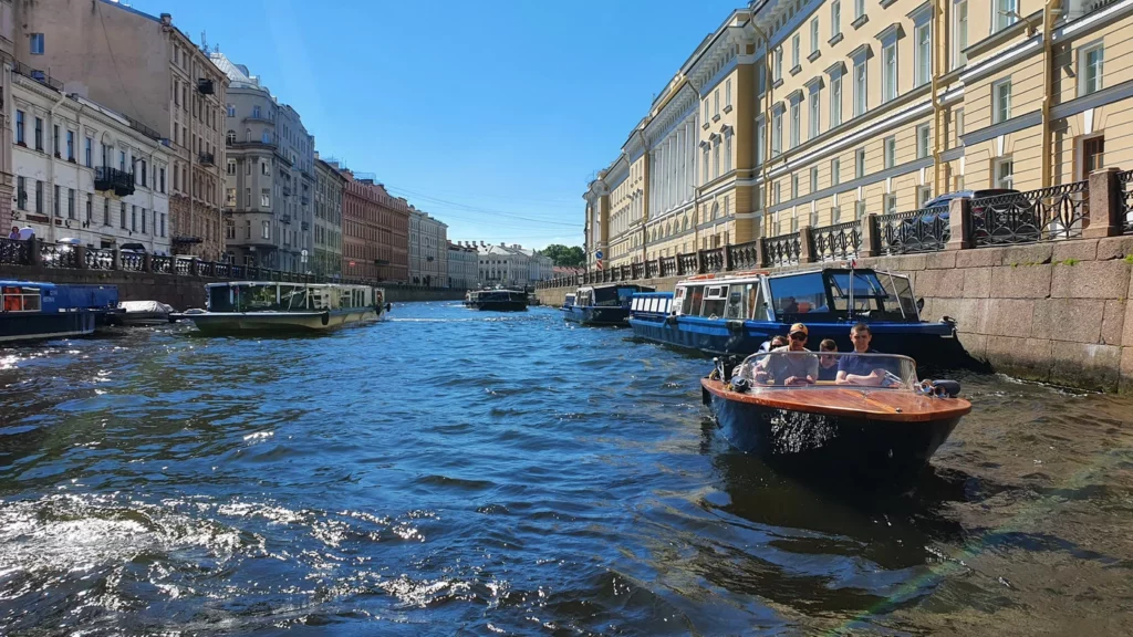 по каналам и рекам Санкт-Петербурга