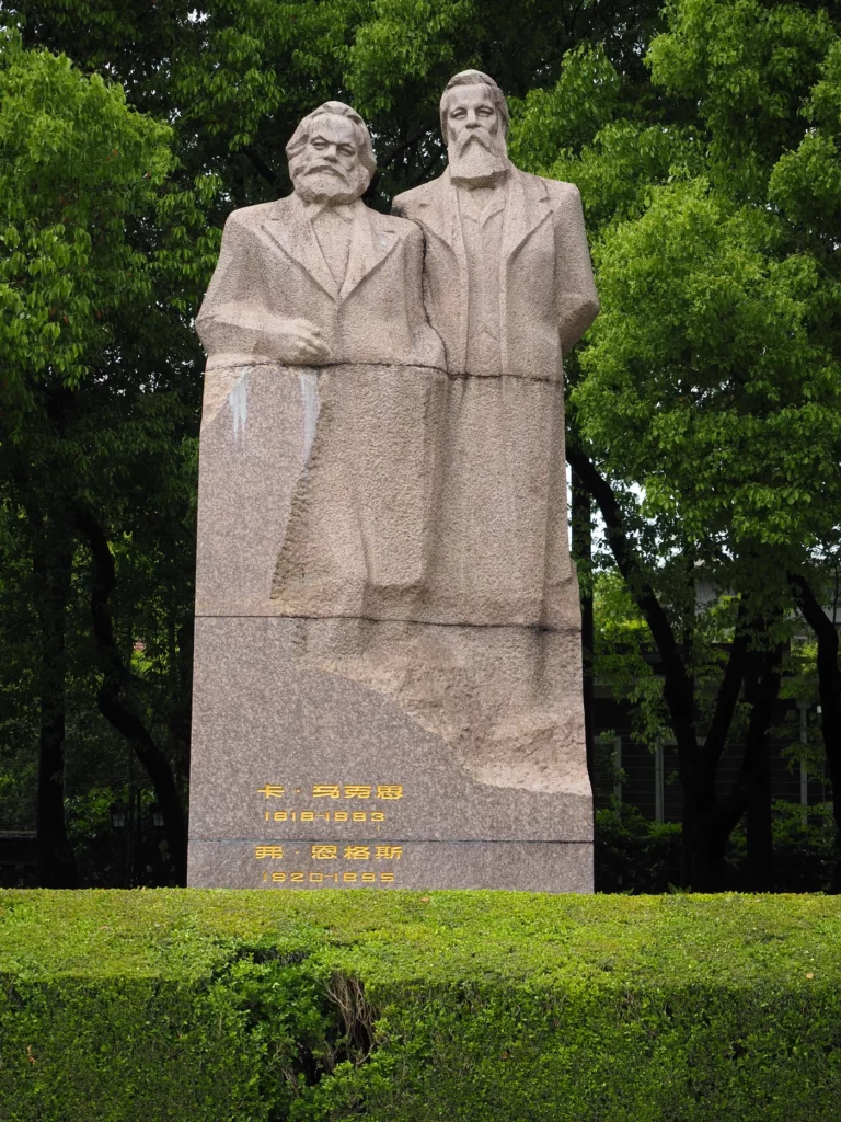 Памятник Марксу и Энгельсу в парке Фусин, Шанхай