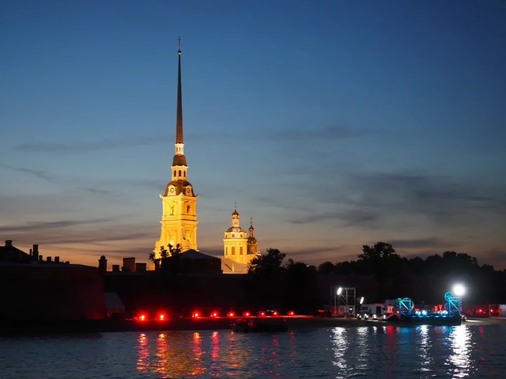 Петропавловская крепость ночью