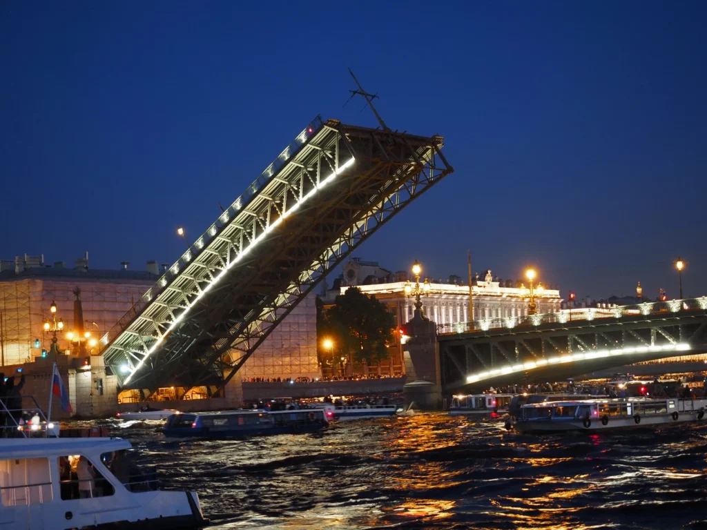 Разведение Троицкого моста через Неву