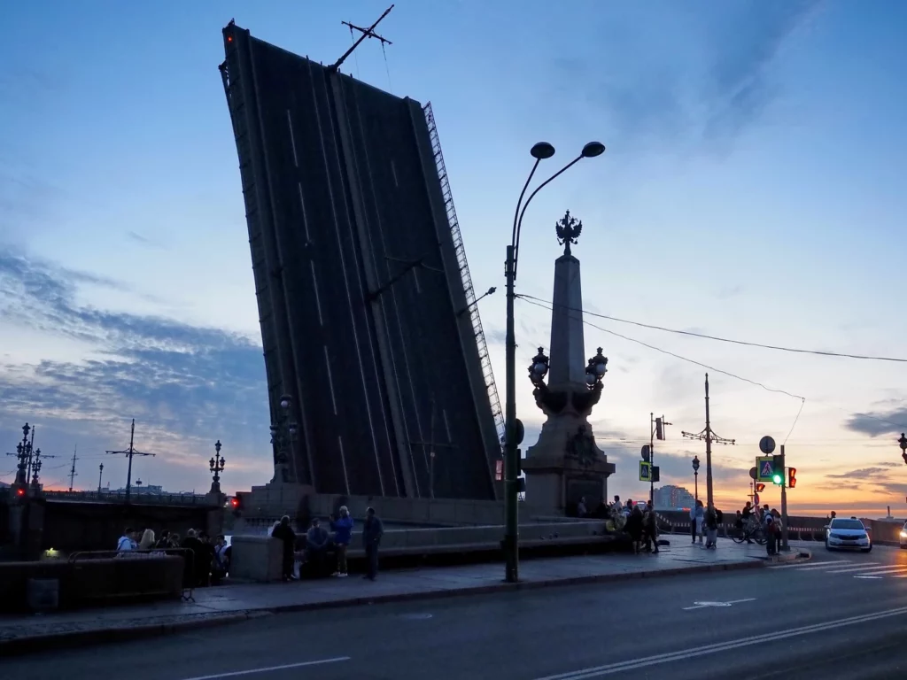 Разведенный Троицкий мост