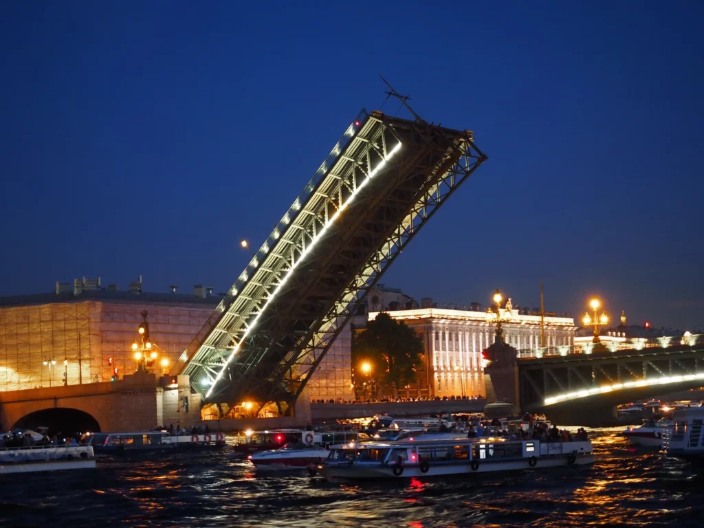 Развели Троицкий мост