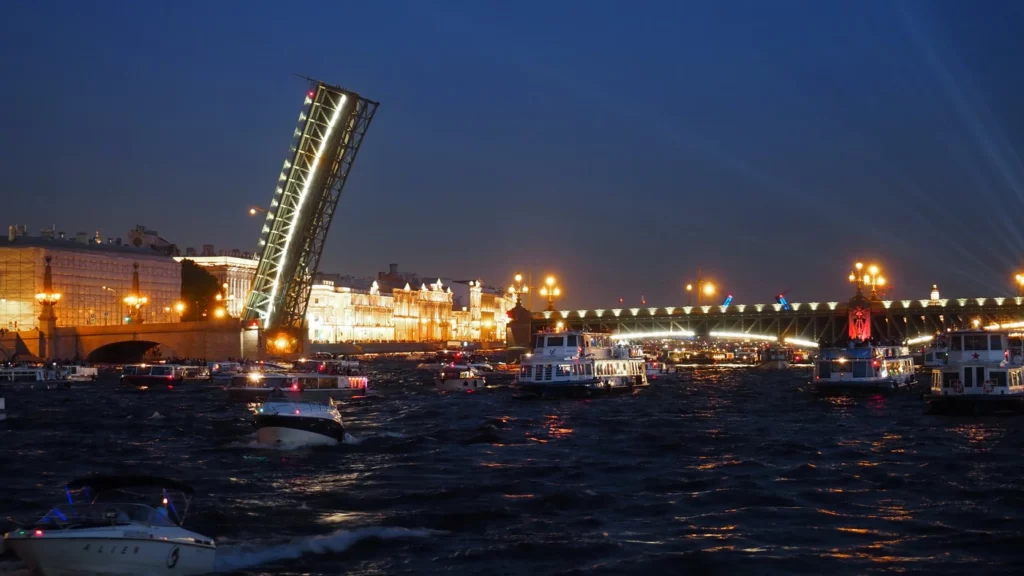 Развели Троицкий мост в Санкт-Петербурге