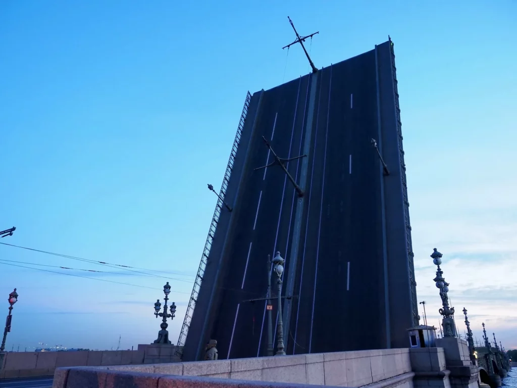 Троицкий мост с поднятым пролетом