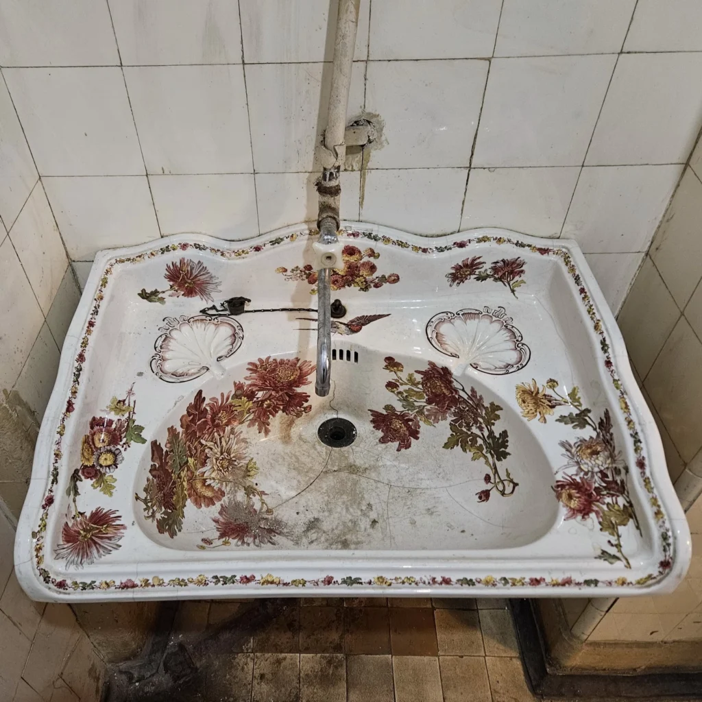 Расписная раковина в особняке Брусницыных
