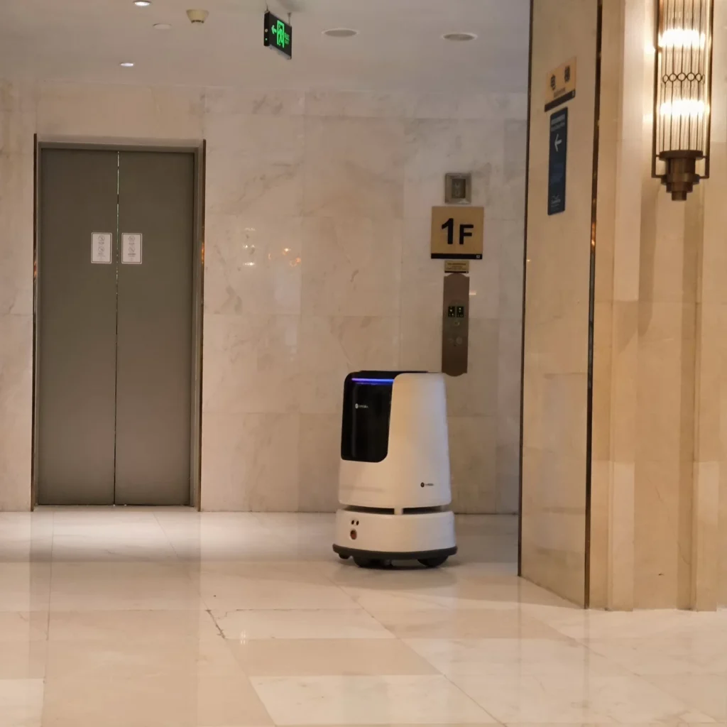 Робот доставщик в Kingtown Hotel Plaza Shanghai