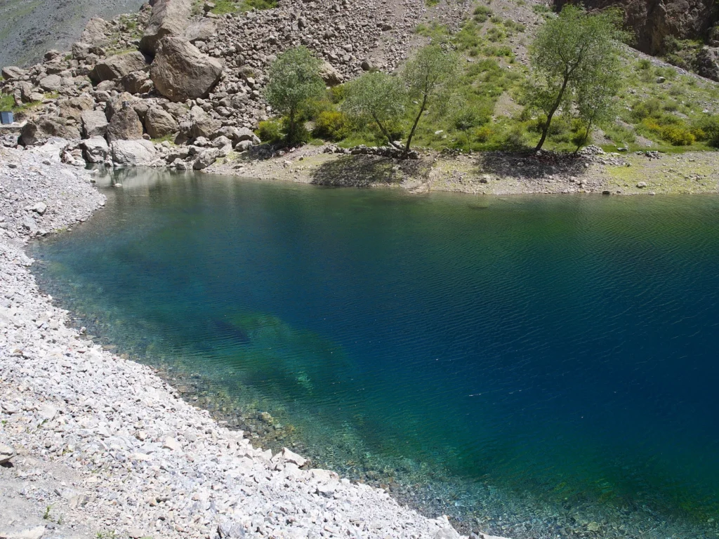 Цвет воды в озере Мижгон