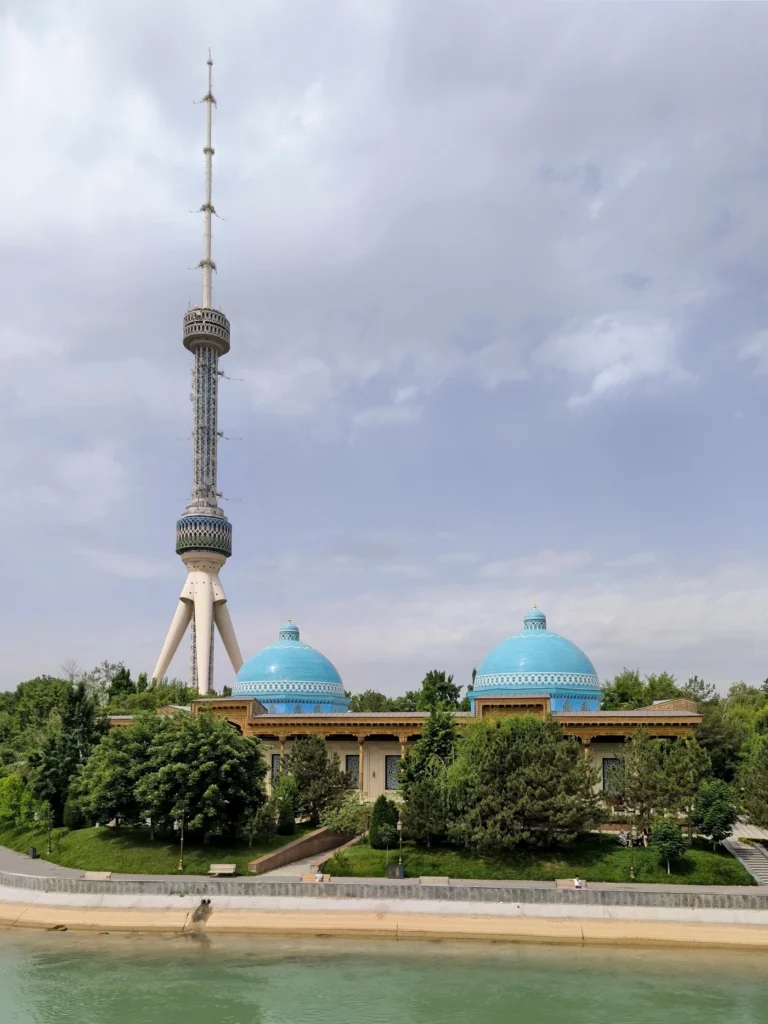 вид на телебашню из парка мемориала