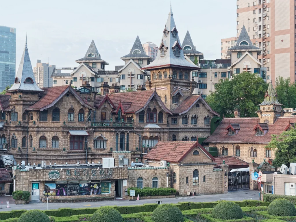 Вид на виллу с моста